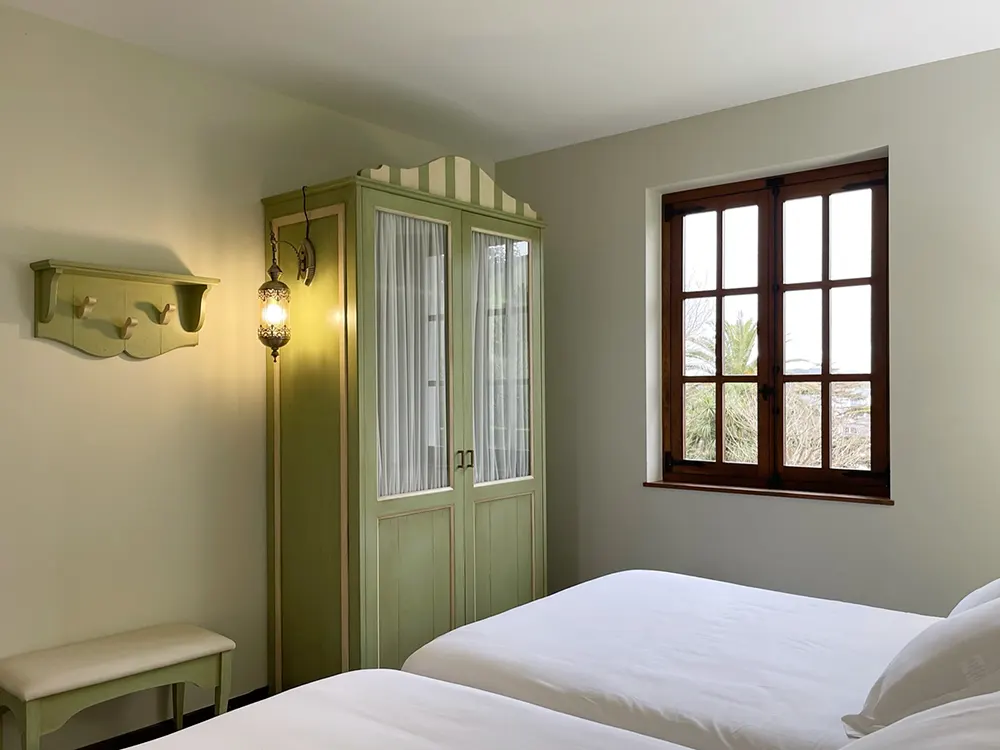 Armario en habitación cuadruple en solana de mogro