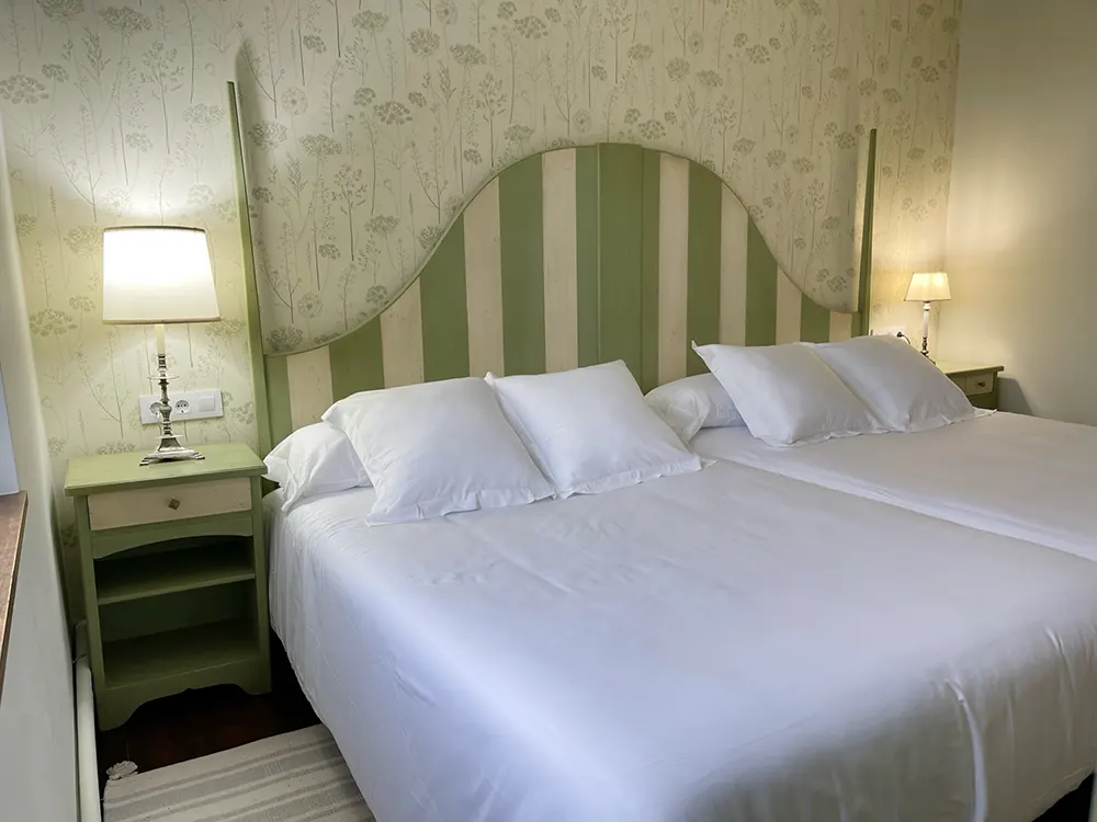 Cama cuatro personas en solana de mogro