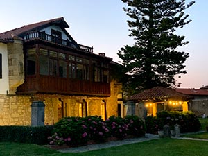 Fachada exterior de noche solana de mogro cantabria