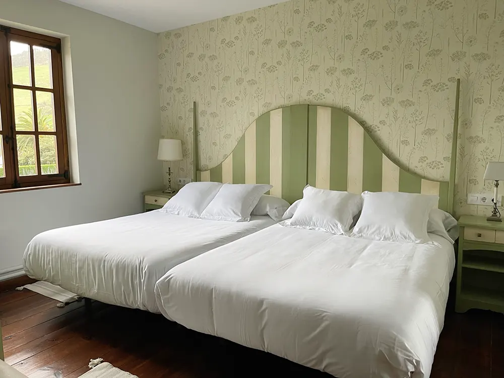 Habitación cuatro personas en solana de mogro