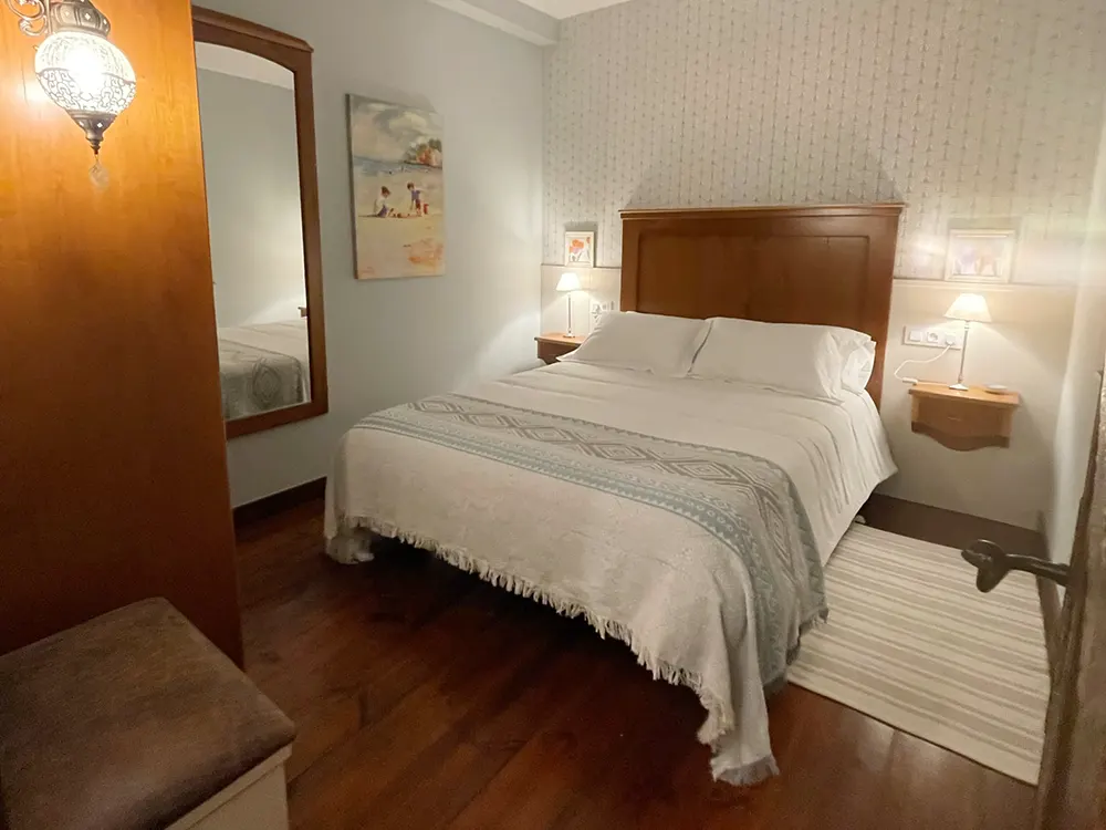 Habitación doble con armario en la solana de mogro