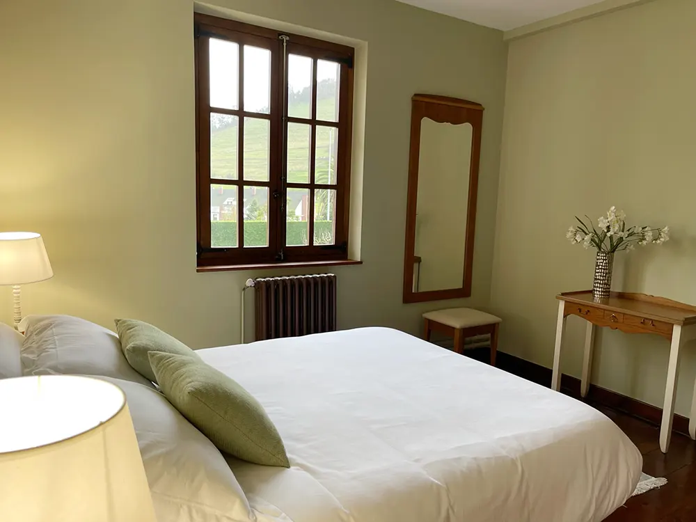 Ventana en habitación doble en la solana de mogro